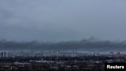 Російські війська завдали вночі і удосвіта 9 березня масованого удару по Україні (на фото: дим над Києвом внаслідок ракетного обстрілу вранці 9 березня)