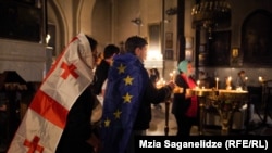 აქციის მონაწილეები ქაშუეთის ტაძარში ლოცულობენ. 3 მაისი, 2024 წელი