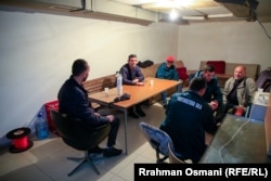 Radnici preduzeća "Hortikultura" u Prištini tokom pauze u skloništu u naselju Ulpijana u Prištini.