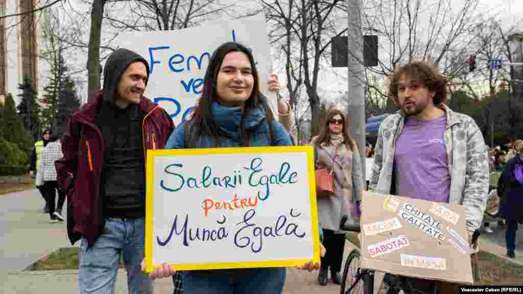Participanții la marș au atras atenția inclusiv asupra diferențelor dintre salariile bărbaților și femeilor care prestează aceleași munci.&nbsp;