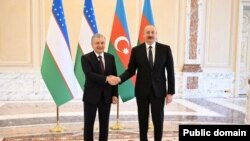 Президенты Узбекистана и Азербайджана Шавкат Мирзиёев и Ильхам Алиев.