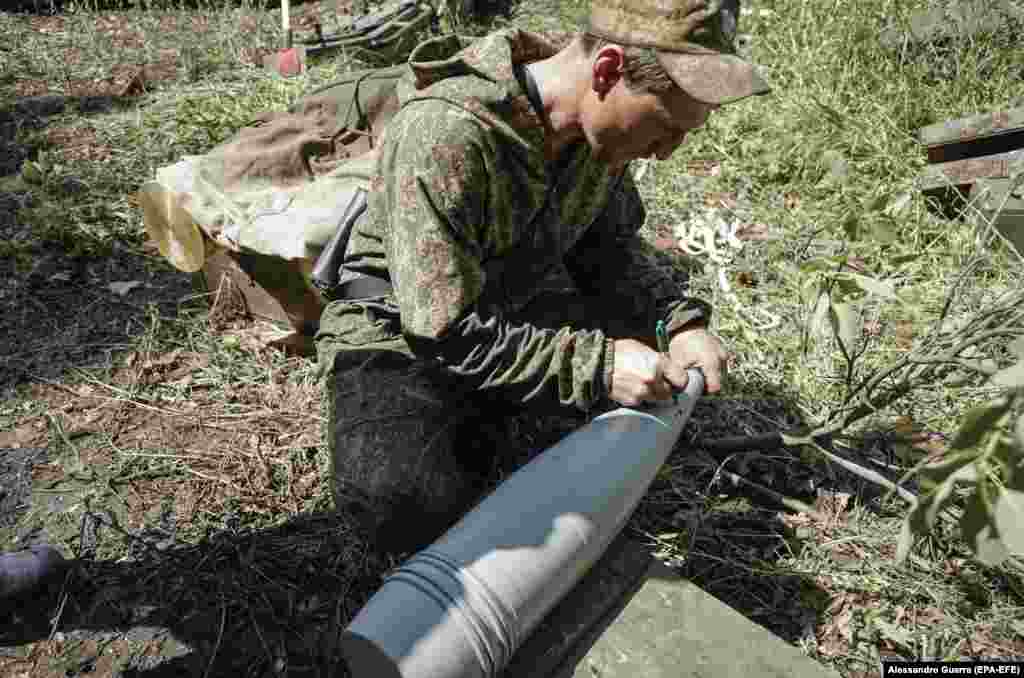 Un comandant rus a fost întrebat despre practica de a scrie mesaje pe obuze. &bdquo;Desigur, desenele sau scrisul pe materiale nu este permis oficial, dar cum să nu permit acest lucru camarazilor cu care intru în luptă?&rdquo;, a spus el. &nbsp;