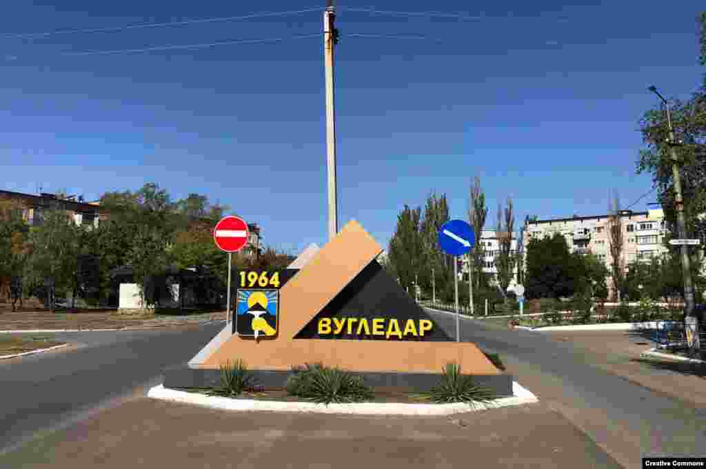 Një plllakë me mbishkrimin e mirëseardhjes në Vuhledar, rajoni Donjeck, e parë në një fotografi të mëhershme pa datë. Qyteti i minierave të qymyrit ishte shtëpi e rreth 14.000 njerëzve para pushtimit rus të vitit 2022.