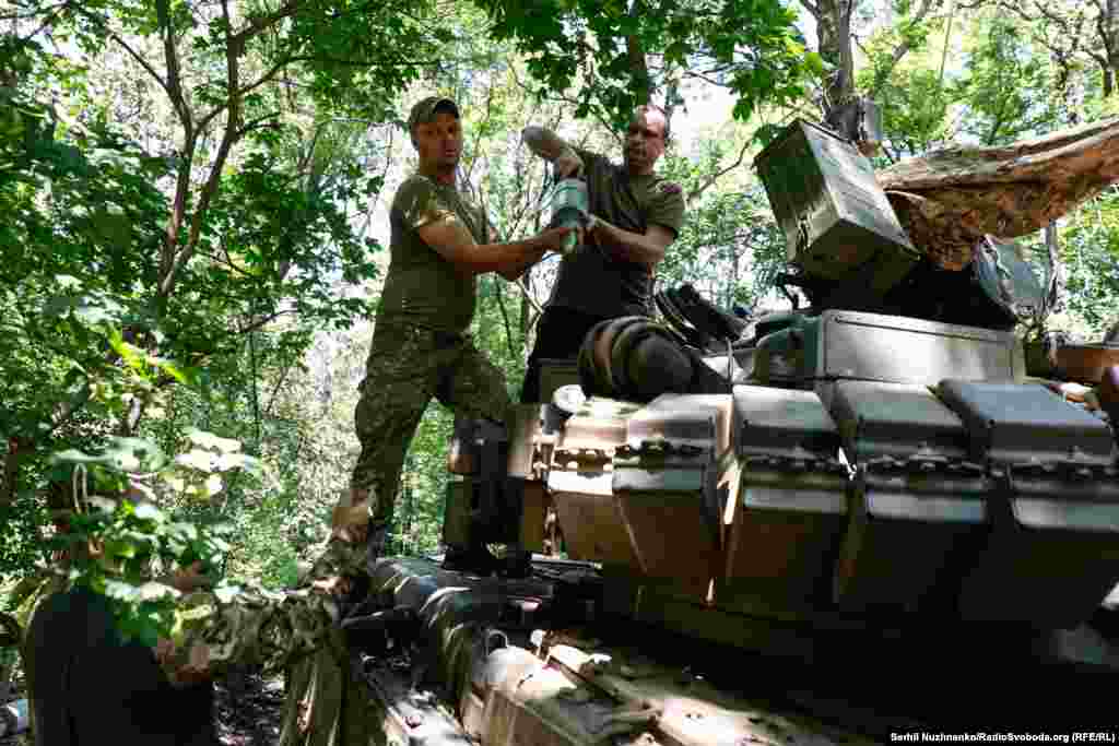 Екіпаж танку дозавантажує боєкомплект
