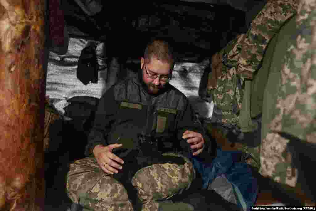 За секунду потому кошеня стрибає до землі і починає гризти зарядний шнур від рації. &laquo;Ей, в радисти тебе не переведуть&raquo;, &ndash; говорить військовий, відганяючи кошеня. Ще за мить кіт бачить якийсь рух під столом, стрімголов кидається на тінь, чутно мишачий писк. Кіт під аплодисменти військових виходить зі здобиччю