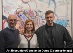 Realizatorii expoziției Corpul imposibil, Ovidiu Șandor și Diana Marincu, alături de artist.