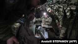 Українські військові встановлюють автоматичну гармату на військову бронемашину після профілактичного ремонту, Донецька область, 25 січня 2024 року