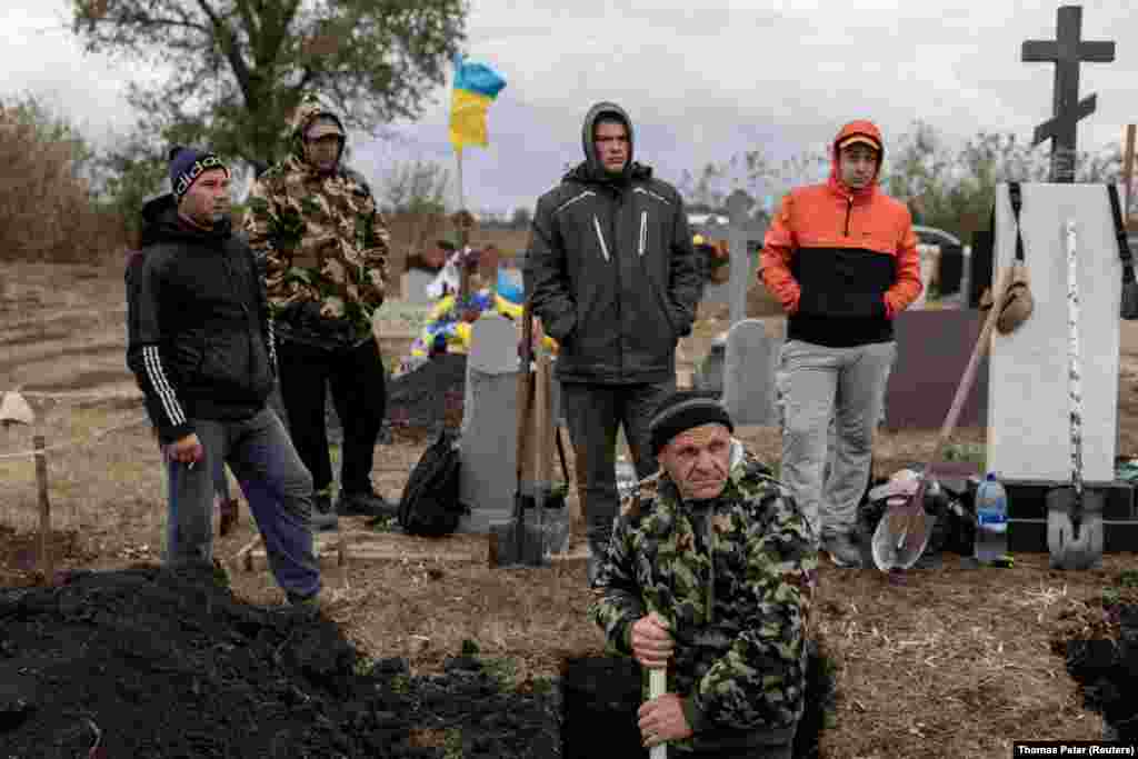 Під час атаки Росії на Грозу загинув Денис Козир, який і зібрав односельців на поминальний обід за своїм батьком. Він загинув разом із своєю молодою дружиною та її мамою. Пара побралася лише рік тому. Денис також служив у ЗСУ, як і його батько. Постійний представник Росії в ООН Василь Небензя&nbsp;заявив, що в той день у Грозі ховали &laquo;високопоставленого українського націоналіста&raquo;.&nbsp;Керівник слідчого управління Нацполіції у Харківській області Сергій Болвінов заявив, що Андрій Козир, тіло якого перепоховували в селі Гроза, служив в ЗСУ і не був високопосадовцем. Він загинув біля Попасної 2022 року.
