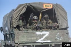 Російські військові у колоні техніки армії РФ під Волновахою. Донецька область, березень 2022 року