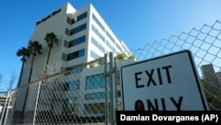 A Los Angeles Times számos új részleg kialakítása után 2024 elején egy fordulattal Zoomon keresztül kirúgta dolgozói ötödét. A képen a cég központja 2024. január 23-án