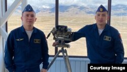 Маркум Жайыл Самудинов бөлөсү Сманалы Аденов менен. (Аманат сүрөт)