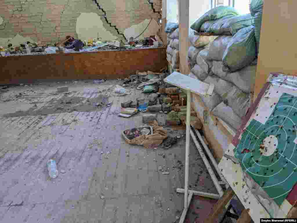 Актовий зал школи окупанти перетворили на стрільбище