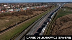 23 листопада посол України в Польщі підтвердив, що на стоянці неподалік пункту пропуску «Корчова-Краківець», де триває страйк польських перевізників, помер ще водій з України