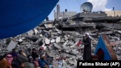 Palestinezët falin namaz pranë një xhamie të shkatërruar nga sulmet izraelite në Rafah, Gazë, 8 mars 2024.