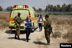 Izraelski vojnici i medicinski radnici na prijelazu Kerem Shalom, u blizini izraelske granice s Gazom u južnom Izraelu, 5. maj 2024.