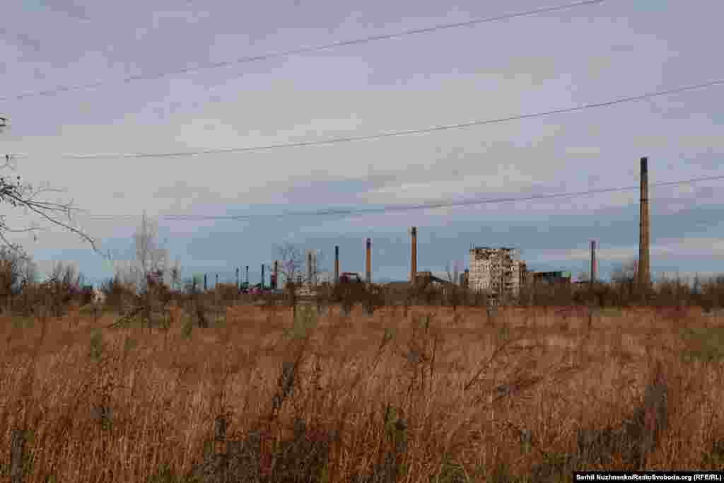 Авдіївський коксохімічний завод. Голова Авдіївської міської військової адміністрації Віталій Барабаш заявив, що особисто поїде разом з поліцією на Авдіївський коксохімічний завод, щоб вмовити людей евакуюватись. Про це він розповів&nbsp;в ефірі Радіо Свобода (проєкт Свобода.Ранок). За його словами, в єдиному уцілілому укритті заводу перебувають 17 місцевих жителів, які поки що не погодилися на евакуацію