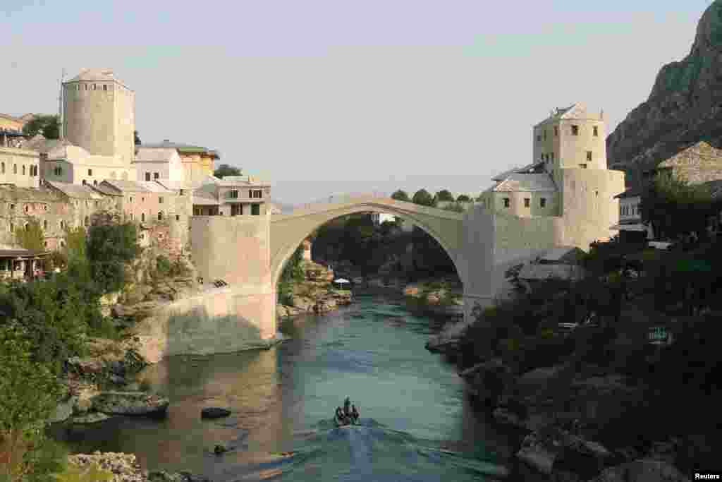 Ura e saporindërtuar në korrik të vitit 2004. Në korrik të vitit 2004 -- viti që Amir Pashiq e kishte planifikuar 11 vjet më parë -- ura u rihap zyrtarisht. Projekti i rindërtimit kushtoi rreth 15.5 milionë dollarë.