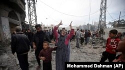 Një grua palestineze pas sulmeve ajrore izraelite në kampin e refugjatëve në Han Junis, në jug të Rripit të Gazës. 7 dhjetor 2023.