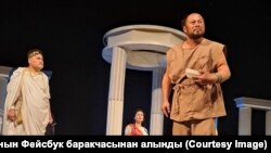 Ош улуттук драма театры койгон "Эзоп" спектакли. Эзоп - Арген Тойчиев, Ксанф - Эмгек сиңирген артист Солтобай Кулбаев, Клея - Надира Сарыкова. Спектаклди койгон режиссер - Талант Апыев.