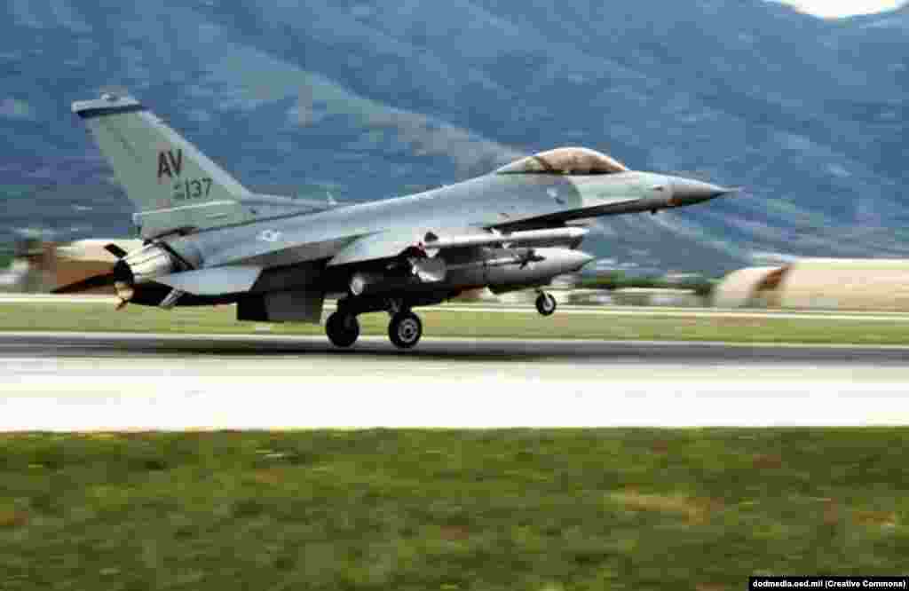 Un F-16 care a doborât trei din cele patru avioane sârbești doborâte deasupra Bosniei.&nbsp; Primele focuri de armă trase vreodată în luptă de către NATO au avut loc în februarie 1994, când avioanele de luptă americane au doborât patru avioane de război sârbe care bombardau o fabrică din Bosnia, în timpul escaladării conflictelor din fosta Iugoslavie.