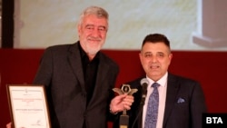 Костадин Костадинов (вляво) получи наградата "Елиас Канети" от временно изпълняващия длъжността кмет на Русе Димитър Недев, 2 ноември 2023 г.