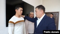 УКМК төрагасы Камчыбек Ташиев (солдо) чек арачы жоокер Таирбек Имханов менен. Бишкек. 19-октбярь, 2023-жыл.