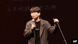 Guo Jia izvodi stand-up u Tokiju, Japan, 9. januara 2023.