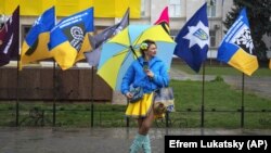 Громадяни дедалі активніше скаржаться на порушення мовного законодавства, ніж це було раніше. На архівній світлині Херсон, 11 листопада 2023 року