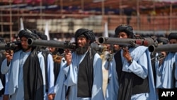 Personalul de securitate taliban participă la o paradă militară pentru a sărbători a treia aniversare a preluării controlului taliban asupra Afganistanului, la baza aeriană Bagram, în provincia Parwan, pe 14 august 2024
