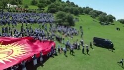 Сузактагы кырсык: "Портер" алдыдагы адамдарды, боз үйдү сүзүп кетти