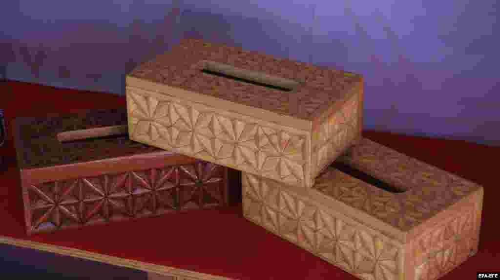 Iako su duborezi imali simbolički značaj u predislamskom Nuristanu, zanatlije su dolazile iz Barija, niže kaste, koji se nisu smatrali članovima hijerarhijskog društva Nuristana.