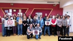 A Berzsenyi Dániel Gimnázium tiltakozó tanárai (Mezei Mónika bal elöl)