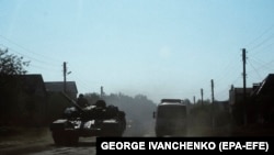 Український танк на дорозі в селі Юнаківка, за 9 кілометрів від кордону з Росією в Сумській області, Україна, 18 серпня 2024 року