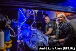 Alla Molochko dhe Oleksiy Mykhailyuk nga organizata bamirëse MAOS, organizatë që transporton çdo ditë tri pacientë nga Dobasi në Dnipro.