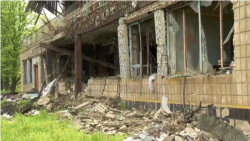 Ucraineni aflați la 10 kilometri de linia frontului își lucrează grădinile, în ciuda bombardamentelor