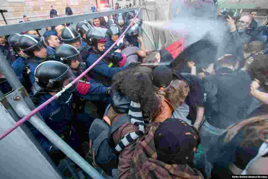 A tiltakozók a következőkről kezdeményeznek népszavazást:&nbsp; &ndash; önálló oktatási minisztérium létrehozása;&nbsp; &ndash; a&nbsp;pedagógus-alapilletmény ötvenszázalékos növelése és a fizetések évenkénti növelése a KSH inflációs rátája alapján; &ndash; esélyegyenlőség az oktatásban vagyoni helyzettől és vallási-világnézeti hovatartozástól függetlenül;&nbsp; &ndash; a&nbsp;pedagógusok és a nevelést, oktatást közvetlenül segítők jogállását átalakító törvényi szabályok elutasítása; &ndash;&nbsp;a&nbsp;köznevelési és szakképzési intézmények vezetőit a fenntartó csak a diákönkormányzat és a szülői közösség, nevelőtestület, az intézmény szakszervezete, valamint a közalkalmazotti tanács véleményezése után, indoklás mellett nevezhesse ki; &ndash; a&nbsp;sztrájktörvény eltörlése; &ndash;&nbsp;Pintér Sándor lemondása 