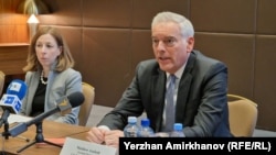 Помічниця голови Мінфіну США по боротьбі з фінансуванням тероризму та фінансовими злочинами Елізабет Розенберг (ліворуч), заступник міністра торгівлі США Метт Аксельрод (праворуч). Казахстан, 25 квітня 2023 року