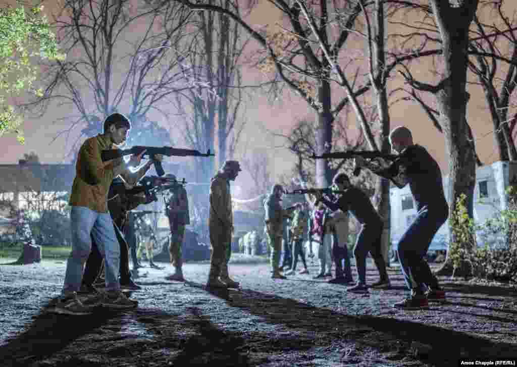 Un grup de civili antrenându-se în Erevan pe 19 octombrie. Pe un teren din nordul Erevanului, se antrenează un grup din cele aproximativ 100 de persoane instruite de organizația neguvernamentală VOMA. Numele organizației este abrevierea unei expresii armeane care înseamnă &bdquo;arta supraviețuirii.&rdquo; Motto-ul VOMA, scandat de grupurile venite la antrenament pe 19 octombrie, este &bdquo;Armata națiunii&rdquo;.&nbsp;