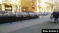 Tüntetés az Építési és Közlekedési Minisztérium előtt a Déli Körvasút építésének körülményei miatt