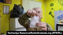 Стелла показує, як працюють хімічні грілки, які робить зараз для бійців