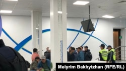 Прокуратуранын имаратына активисттерди бошотуу талабы менен келгендер. 23-октябрь, 2023-жыл. Алматы.