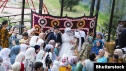 Үйлөнүү тою. Дүйшөмбү шаары. 2023-жыл. Иллюстрациялык сүрөт.