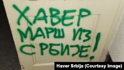 Jedan od grafita ispisanih na prostorijama organizacije "Haver Srbija" u Beogradu, 7. 11. 2023. 