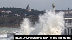 Хвилі у Севастополі під час шторму. Крим, 29 листопада 2023 року