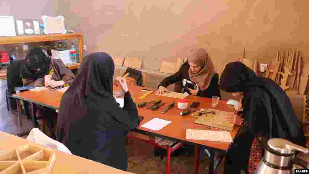 Tokom protekle tri godine, naporno su radile na stvaranju zamršenih rezbarija koje su ranije krasile kuće i džamije, kao i na jedinstvenim komadima koji su se ranije nalazili u mnogim domovima u izolovanoj regiji.