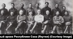 Якут АССРинин өкмөт мүчөлөрү мунапыс алган тунгус көтөрүлүшчү лидерлери менен. 1925-жыл. Саха архиви.
