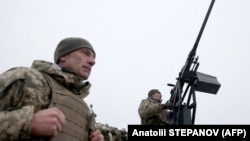 Українські військовослужбовці біля кулемета M2 Browning під час ракетної атаки на Київщину, Україна, 2 січня 2024 