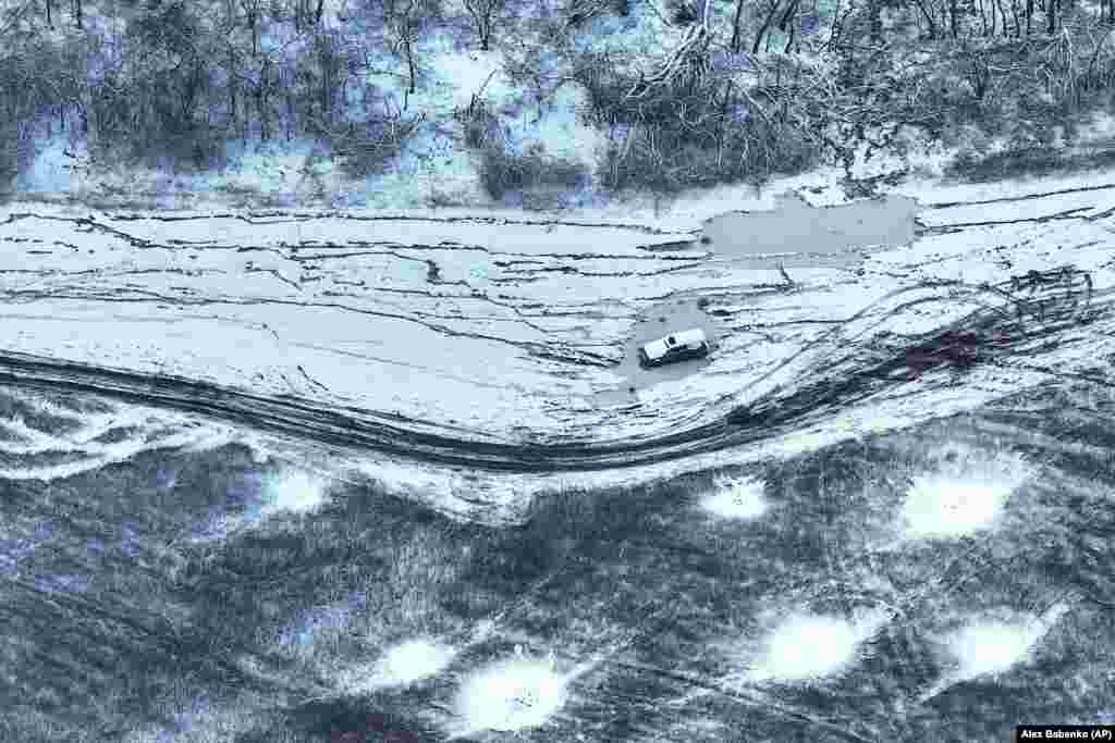 Një veturë e braktisur në vijën e frontit, afër Bahmutit, në rajonin lindor ukrainas të Donjeckut.