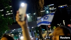 Njerëzit mblidhen në Tel Aviv, Izrael, për ta pritur lirimin e pengjeve izraelite nga Hamasi, sipas marrëveshjes së armëpushimit mes Izraelit dhe Hamasit, 25 nëntor 2023.