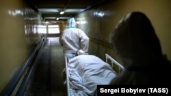 Медработники в «красной зоне» временного госпиталя на территории ГКБ № 15 им. О.М. Филатова, 2020 год.